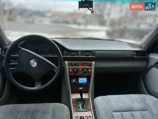 Чорний Мерседес Е-Клас, об'ємом двигуна 2.2 л та пробігом 378 тис. км за 1800 $, фото 9 на Automoto.ua