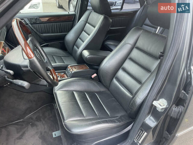 Черный Мерседес Е-Класс, объемом двигателя 0 л и пробегом 106 тыс. км за 77000 $, фото 10 на Automoto.ua