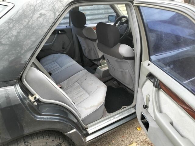 Чорний Мерседес Е-Клас, об'ємом двигуна 2.2 л та пробігом 340 тис. км за 1600 $, фото 4 на Automoto.ua