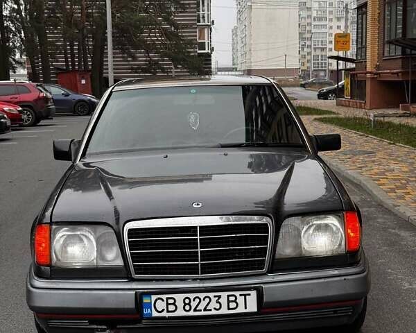 Черный Мерседес Е-Класс, объемом двигателя 2.5 л и пробегом 670 тыс. км за 3500 $, фото 2 на Automoto.ua