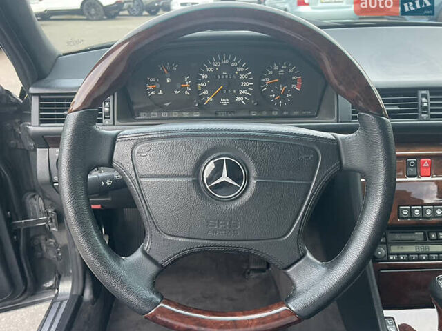 Черный Мерседес Е-Класс, объемом двигателя 0 л и пробегом 106 тыс. км за 77000 $, фото 13 на Automoto.ua