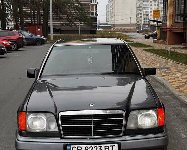 Черный Мерседес Е-Класс, объемом двигателя 2.5 л и пробегом 670 тыс. км за 3500 $, фото 6 на Automoto.ua