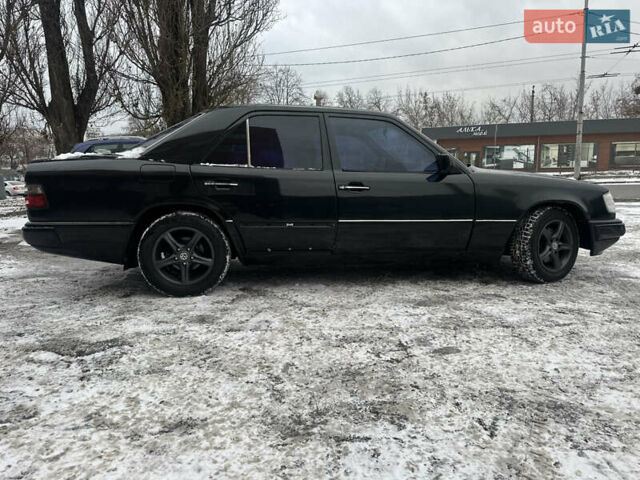 Чорний Мерседес Е-Клас, об'ємом двигуна 2.2 л та пробігом 378 тис. км за 1800 $, фото 2 на Automoto.ua