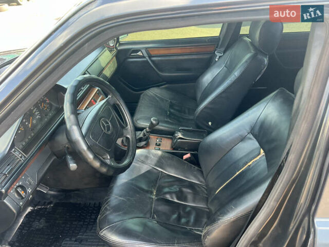 Черный Мерседес Е-Класс, объемом двигателя 2.2 л и пробегом 239 тыс. км за 2999 $, фото 10 на Automoto.ua