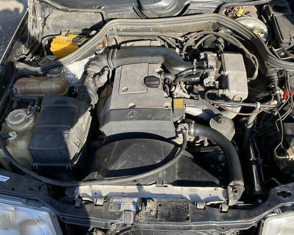 Черный Мерседес Е-Класс, объемом двигателя 2.2 л и пробегом 311 тыс. км за 5200 $, фото 11 на Automoto.ua