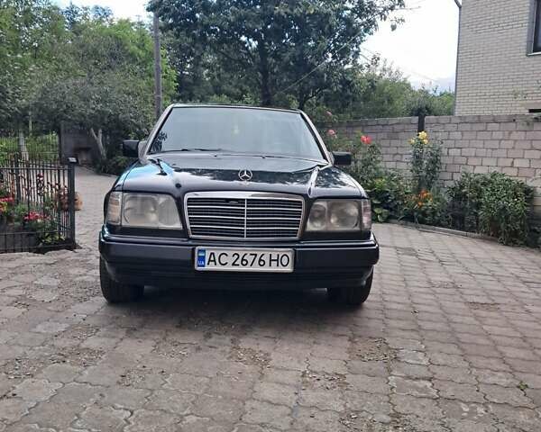 Черный Мерседес Е-Класс, объемом двигателя 2.5 л и пробегом 356 тыс. км за 4000 $, фото 3 на Automoto.ua