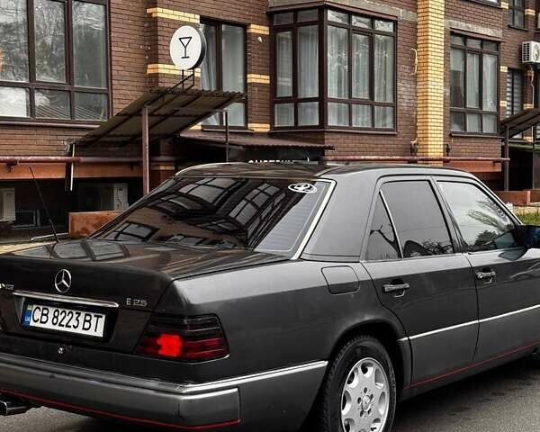 Черный Мерседес Е-Класс, объемом двигателя 2.5 л и пробегом 670 тыс. км за 3500 $, фото 4 на Automoto.ua