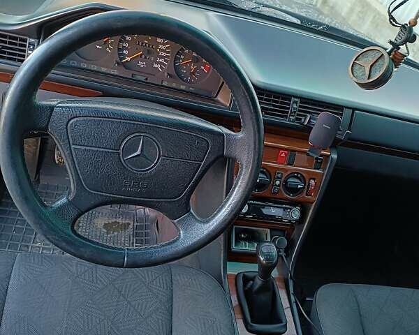 Чорний Мерседес Е-Клас, об'ємом двигуна 2.8 л та пробігом 356 тис. км за 6000 $, фото 45 на Automoto.ua