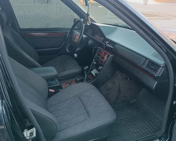 Чорний Мерседес Е-Клас, об'ємом двигуна 2.8 л та пробігом 356 тис. км за 6000 $, фото 51 на Automoto.ua