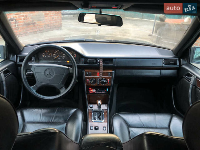Черный Мерседес Е-Класс, объемом двигателя 2.2 л и пробегом 315 тыс. км за 3500 $, фото 11 на Automoto.ua