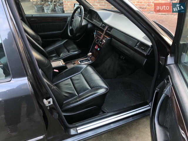 Черный Мерседес Е-Класс, объемом двигателя 2.2 л и пробегом 315 тыс. км за 3500 $, фото 7 на Automoto.ua