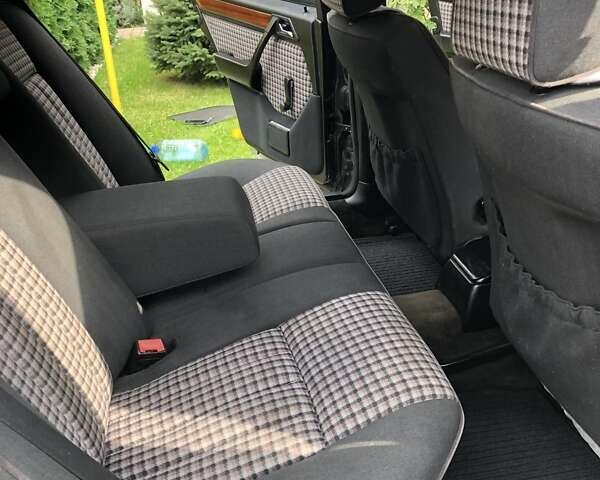 Черный Мерседес Е-Класс, объемом двигателя 2.2 л и пробегом 430 тыс. км за 3450 $, фото 16 на Automoto.ua