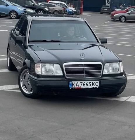 Черный Мерседес Е-Класс, объемом двигателя 2.3 л и пробегом 401 тыс. км за 4000 $, фото 10 на Automoto.ua