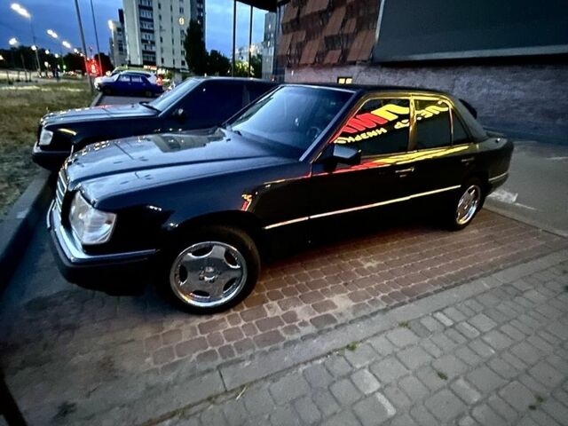 Черный Мерседес Е-Класс, объемом двигателя 2.3 л и пробегом 401 тыс. км за 4000 $, фото 7 на Automoto.ua