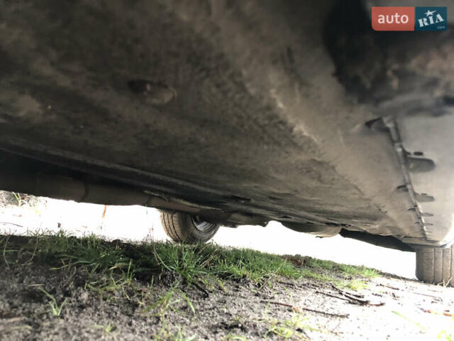 Черный Мерседес Е-Класс, объемом двигателя 2.2 л и пробегом 315 тыс. км за 3500 $, фото 14 на Automoto.ua