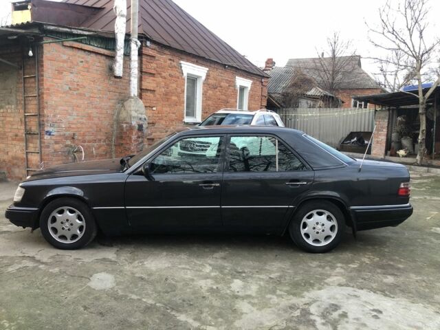 Черный Мерседес Е-Класс, объемом двигателя 2.2 л и пробегом 315 тыс. км за 3500 $, фото 2 на Automoto.ua