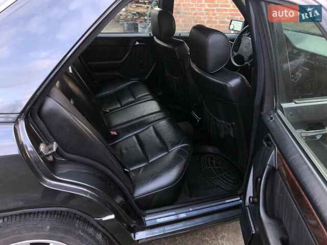 Черный Мерседес Е-Класс, объемом двигателя 2.2 л и пробегом 315 тыс. км за 3500 $, фото 8 на Automoto.ua