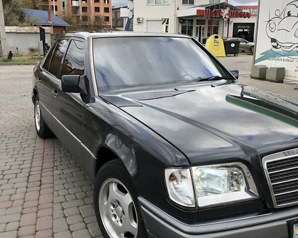 Черный Мерседес Е-Класс, объемом двигателя 2.2 л и пробегом 430 тыс. км за 3450 $, фото 4 на Automoto.ua