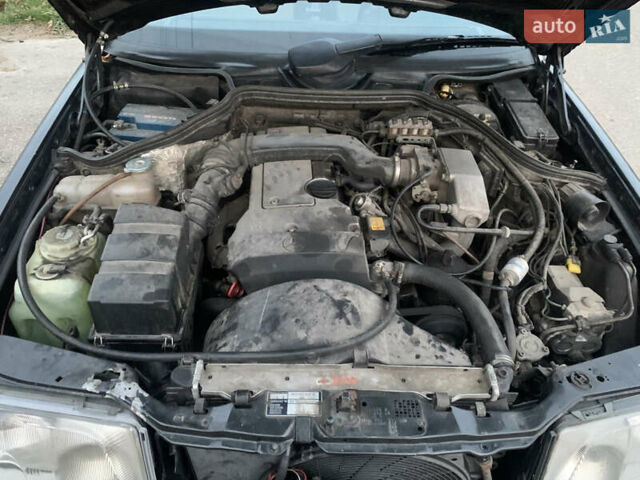 Черный Мерседес Е-Класс, объемом двигателя 2.2 л и пробегом 630 тыс. км за 2700 $, фото 16 на Automoto.ua