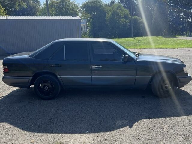 Черный Мерседес Е-Класс, объемом двигателя 2.2 л и пробегом 387 тыс. км за 3700 $, фото 1 на Automoto.ua