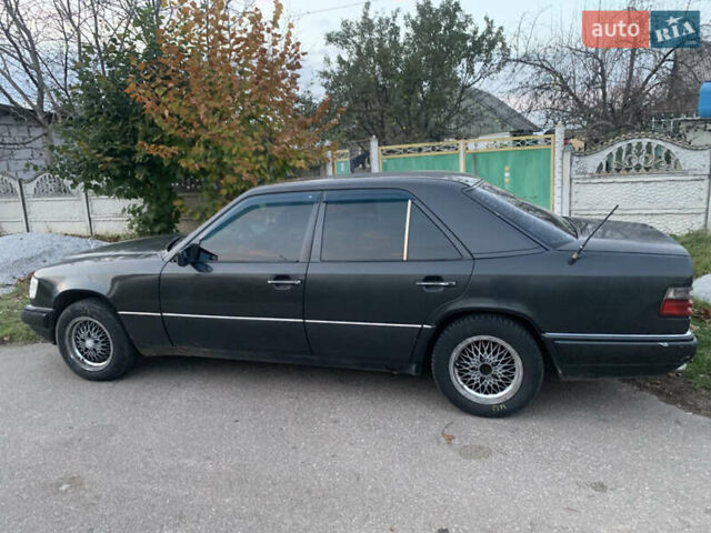 Черный Мерседес Е-Класс, объемом двигателя 2.2 л и пробегом 630 тыс. км за 2700 $, фото 3 на Automoto.ua