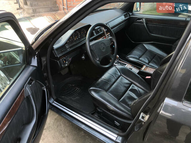 Черный Мерседес Е-Класс, объемом двигателя 2.2 л и пробегом 315 тыс. км за 3500 $, фото 9 на Automoto.ua