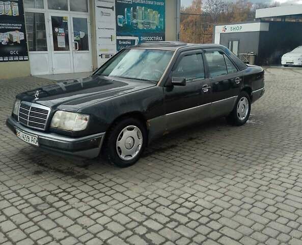 Мерседес Е-Класс 1995 в Самборе на Automoto.ua Черный Мерседес Е-Класс, объемом двигателя 2.5 л и пробегом 450 тыс. км за 2950 $, фото 1 на Automoto.ua