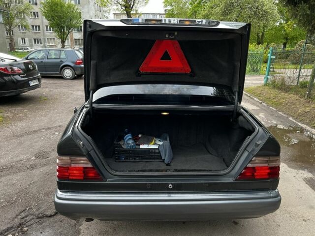 Чорний Мерседес Е-Клас, об'ємом двигуна 2 л та пробігом 325 тис. км за 1700 $, фото 10 на Automoto.ua
