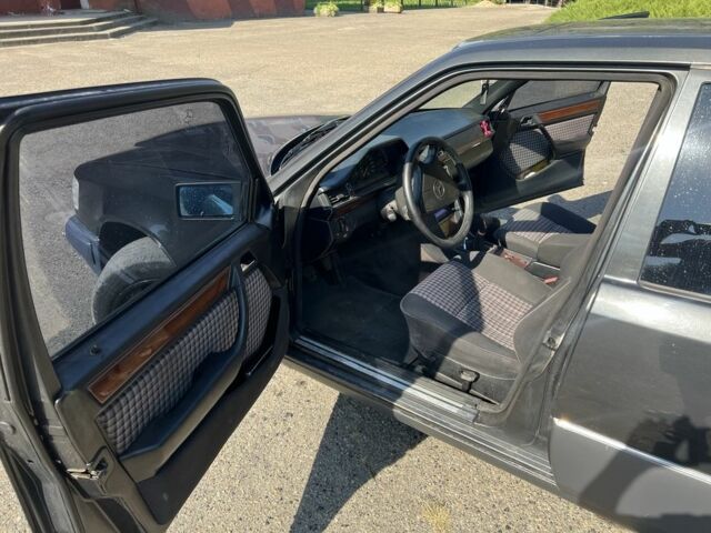 Черный Мерседес Е-Класс, объемом двигателя 2.2 л и пробегом 387 тыс. км за 3700 $, фото 15 на Automoto.ua