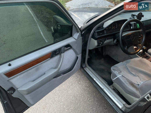 Черный Мерседес Е-Класс, объемом двигателя 2.2 л и пробегом 630 тыс. км за 2700 $, фото 15 на Automoto.ua