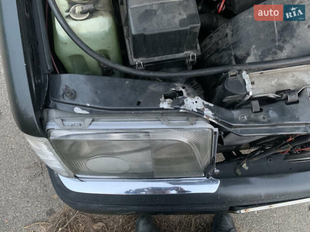 Черный Мерседес Е-Класс, объемом двигателя 2.2 л и пробегом 630 тыс. км за 2700 $, фото 17 на Automoto.ua