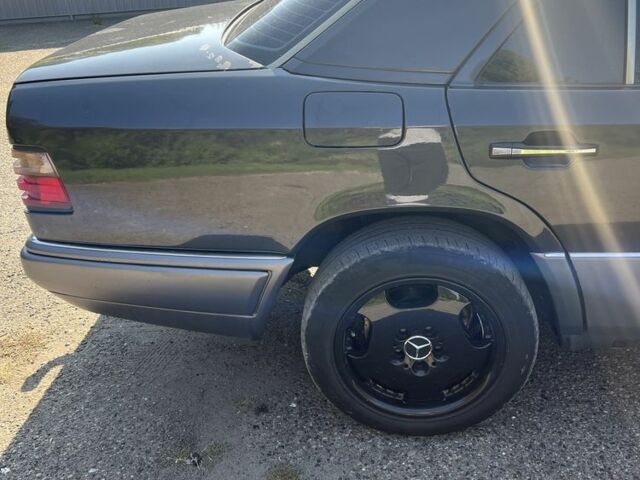 Черный Мерседес Е-Класс, объемом двигателя 2.2 л и пробегом 387 тыс. км за 3700 $, фото 7 на Automoto.ua