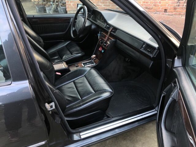 Черный Мерседес Е-Класс, объемом двигателя 2.2 л и пробегом 315 тыс. км за 3500 $, фото 7 на Automoto.ua