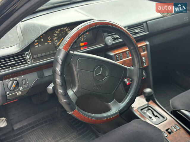 Черный Мерседес Е-Класс, объемом двигателя 2.8 л и пробегом 358 тыс. км за 4500 $, фото 13 на Automoto.ua