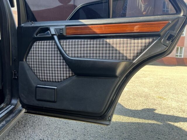 Черный Мерседес Е-Класс, объемом двигателя 2.2 л и пробегом 387 тыс. км за 3700 $, фото 9 на Automoto.ua