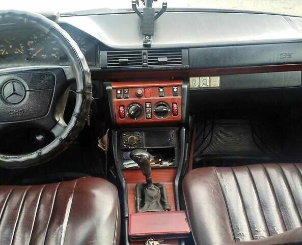 Мерседес Е-Класс 1995 в Самборе на Automoto.ua Черный Мерседес Е-Класс, объемом двигателя 2.5 л и пробегом 450 тыс. км за 2950 $, фото 7 на Automoto.ua
