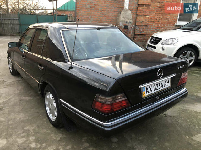 Черный Мерседес Е-Класс, объемом двигателя 2.2 л и пробегом 315 тыс. км за 3500 $, фото 3 на Automoto.ua