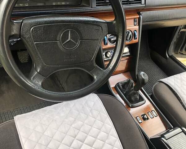 Черный Мерседес Е-Класс, объемом двигателя 2.2 л и пробегом 430 тыс. км за 3450 $, фото 24 на Automoto.ua