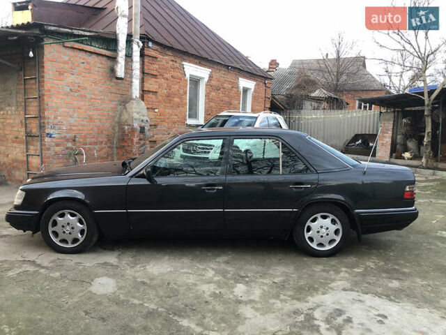 Черный Мерседес Е-Класс, объемом двигателя 2.2 л и пробегом 315 тыс. км за 3500 $, фото 2 на Automoto.ua