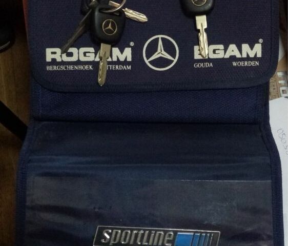 Черный Мерседес Е-Класс, объемом двигателя 2.3 л и пробегом 401 тыс. км за 4000 $, фото 15 на Automoto.ua