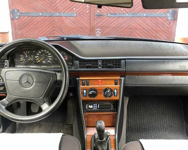 Черный Мерседес Е-Класс, объемом двигателя 2.2 л и пробегом 430 тыс. км за 3450 $, фото 19 на Automoto.ua