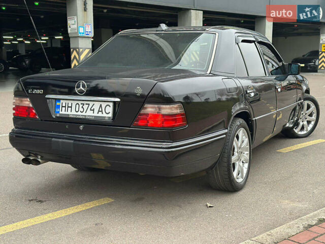 Черный Мерседес Е-Класс, объемом двигателя 2.8 л и пробегом 358 тыс. км за 4500 $, фото 12 на Automoto.ua