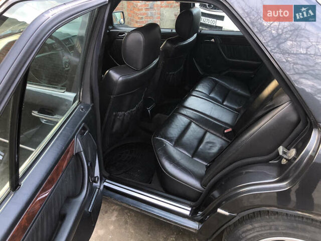 Черный Мерседес Е-Класс, объемом двигателя 2.2 л и пробегом 315 тыс. км за 3500 $, фото 10 на Automoto.ua