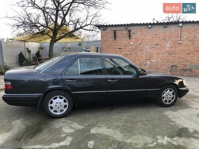 Черный Мерседес Е-Класс, объемом двигателя 2.2 л и пробегом 315 тыс. км за 3500 $, фото 5 на Automoto.ua