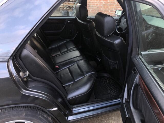 Черный Мерседес Е-Класс, объемом двигателя 2.2 л и пробегом 315 тыс. км за 3500 $, фото 8 на Automoto.ua