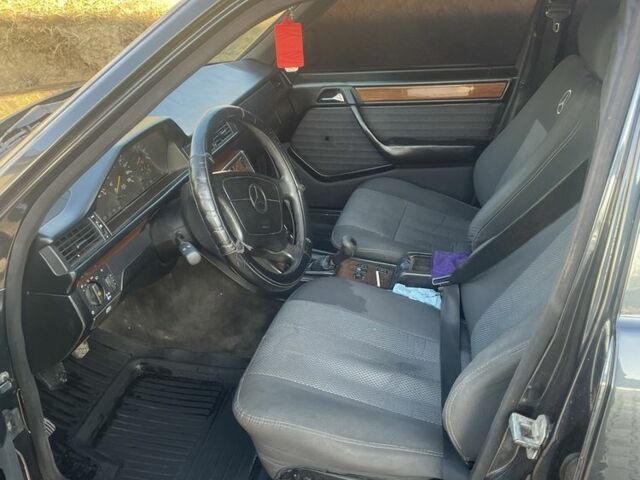 Черный Мерседес Е-Класс, объемом двигателя 2.5 л и пробегом 2 тыс. км за 4500 $, фото 4 на Automoto.ua