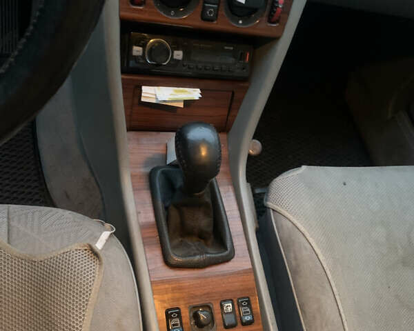 Черный Мерседес Е-Класс, объемом двигателя 2.2 л и пробегом 630 тыс. км за 2700 $, фото 14 на Automoto.ua