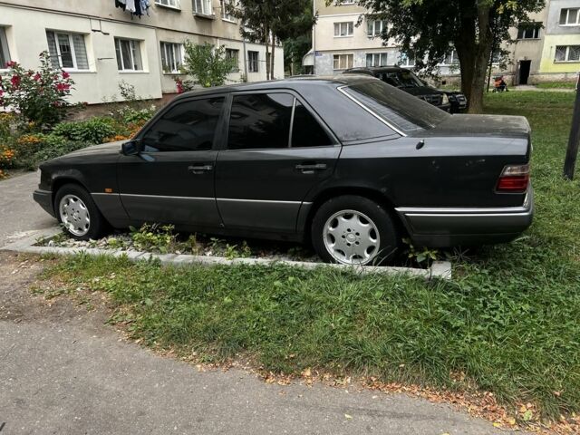 Чорний Мерседес Е-Клас, об'ємом двигуна 2 л та пробігом 325 тис. км за 1700 $, фото 3 на Automoto.ua