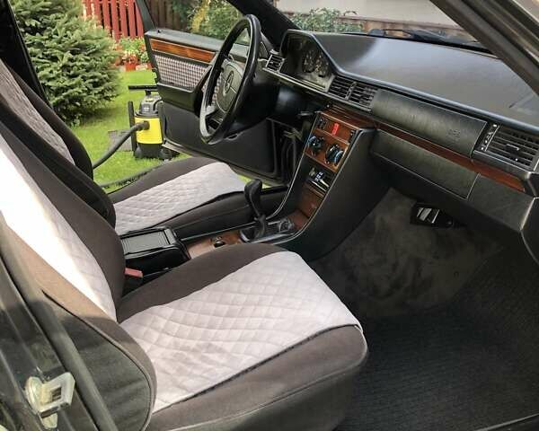 Черный Мерседес Е-Класс, объемом двигателя 2.2 л и пробегом 430 тыс. км за 3450 $, фото 31 на Automoto.ua