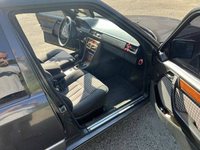 Черный Мерседес Е-Класс, объемом двигателя 2.2 л и пробегом 387 тыс. км за 3700 $, фото 14 на Automoto.ua